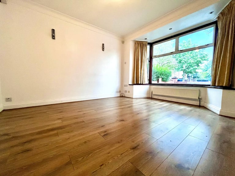 5 bed semi-detached house to rent The Vale, Cricklewood NW11 - Available Now