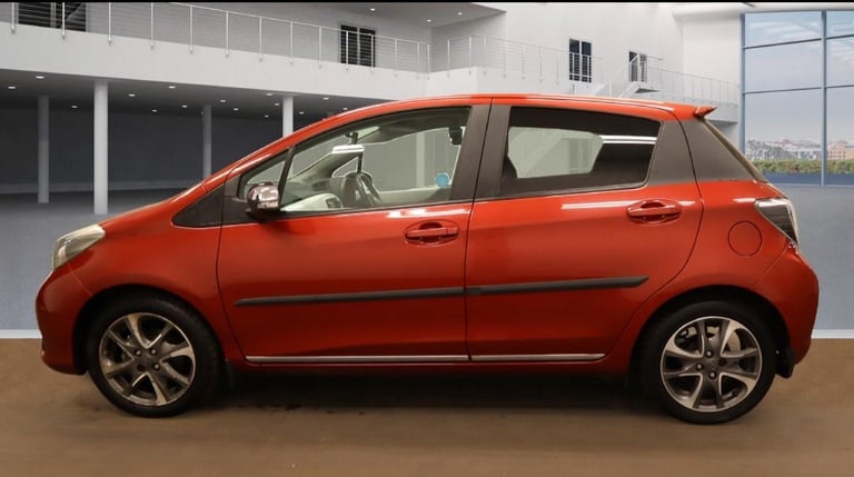 Toyota yaris 1.3 VVT-I Trend petrol late 2013 ulez compliant 