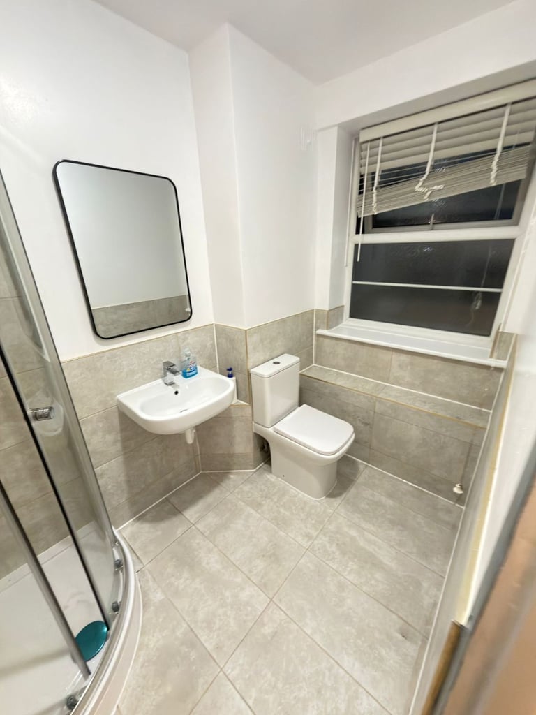 🏡 Newly Refurbished 4-Bedroom Family Flat with Balcony – Thornton Heath CR7