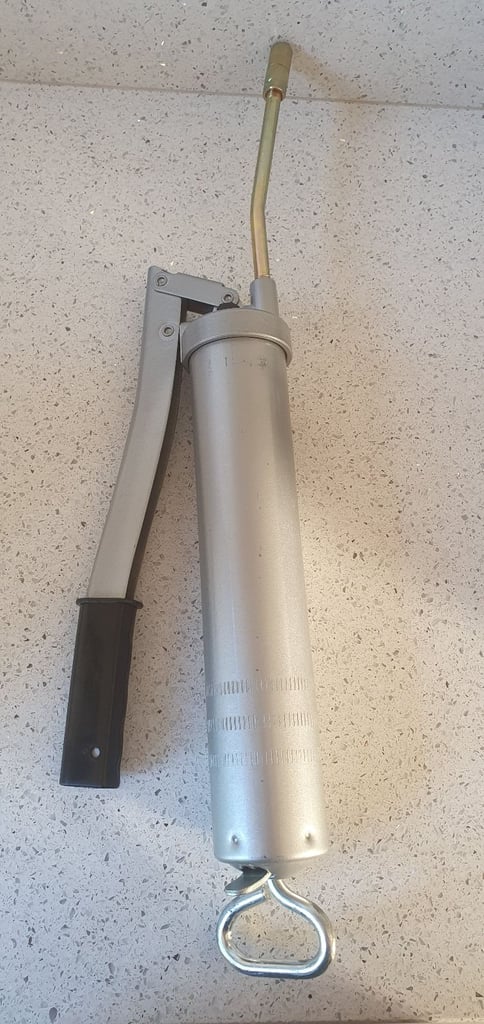 Grease Gun Manual Lever Type c/w rigid pipe accepts cartridge