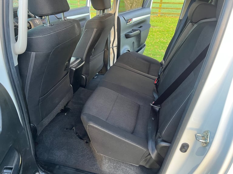 TOYOTA HILUX 2.4 D-4D 150PS INVINCIBLE AUTOMATIC 4X4 PICKUP 71 REG 61,200 MILES