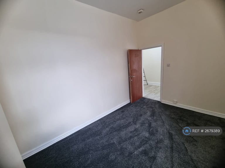 2 bedroom flat in New Ferry Road, Wirral, CH62 (2 bed) (#2679389)