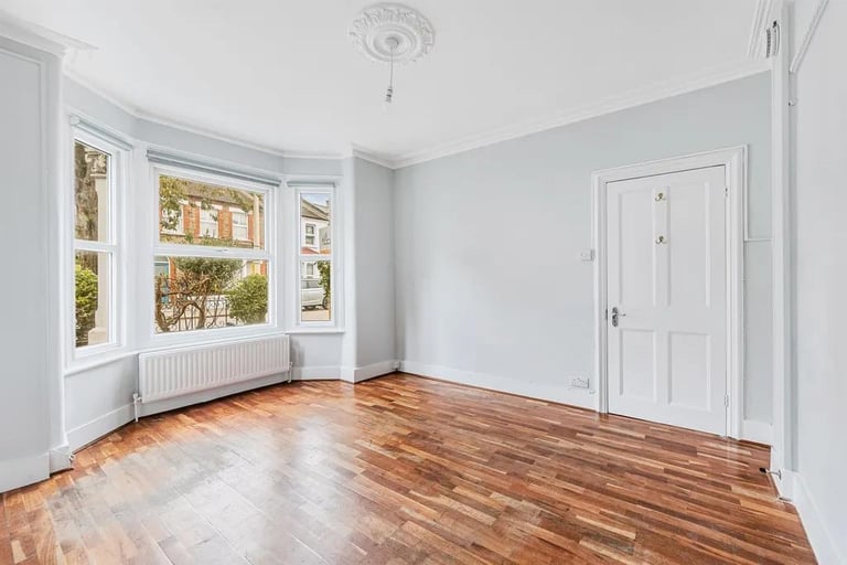 House New 4 DBeds 2 Bath Shower Kitchen Dining Separate Sitting Rm Doors Garden VeryNearTubeBusPark