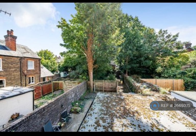 Studio flat in York Road, Guildford, GU1 (#2669375)