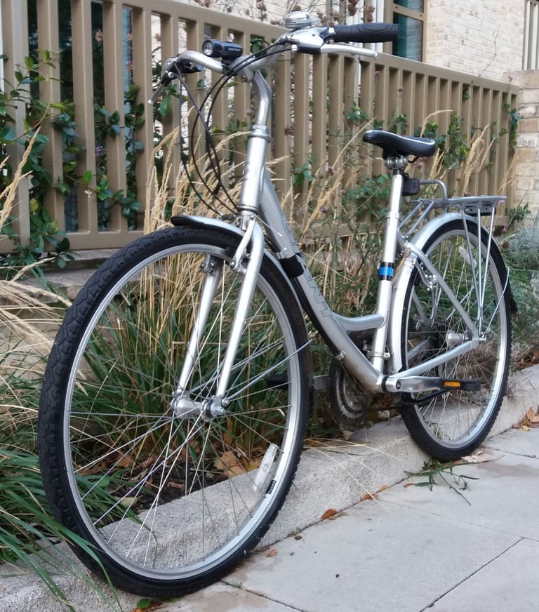GIANT LIKE NEW LADIES HYBRID BIKE COMFORTABLE AND ELEGANT CITY BICYCLE
