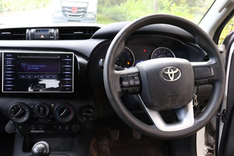 TOYOTA HILUX D4D KING CAB 4X4 PICKUP TRUCK (2017)