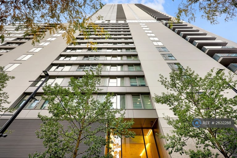 1 bedroom flat in Park Drive, London, E14 (1 bed) (#2632288)
