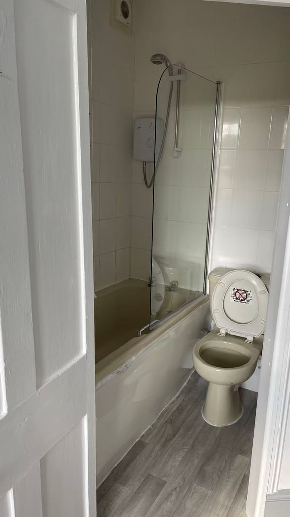 Three ensuite rooms to rent in WR1