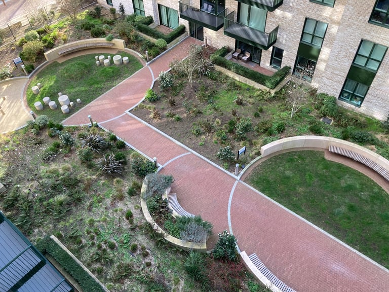 New Build Quality Lift Concierge Balcony Flat 2 Bed 2 Bath Gardens Gym Lounge Cinema Near Rail Bus