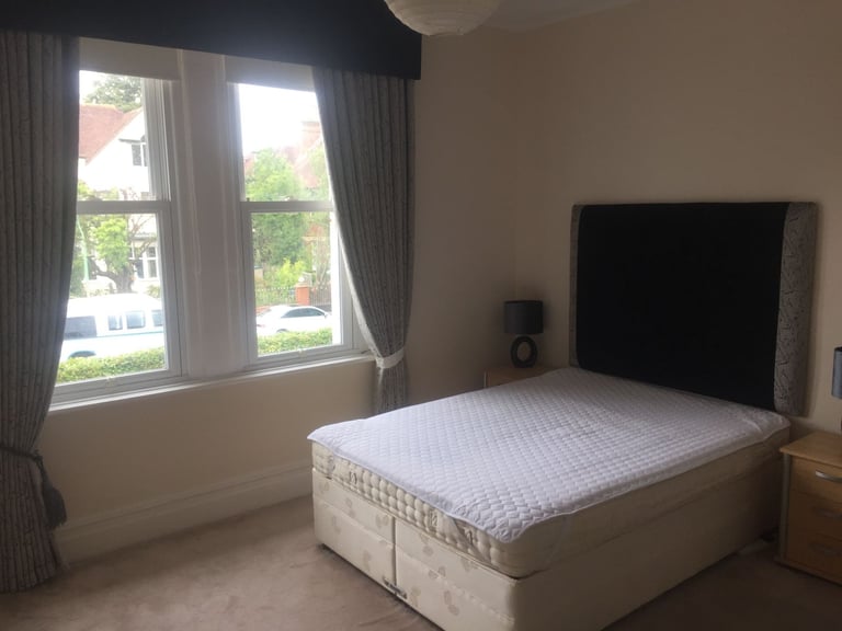 DOUBLE ROOM WITH OWN PRIVATE SHOWER ROOM TO RENT. GREAT LOCATION.