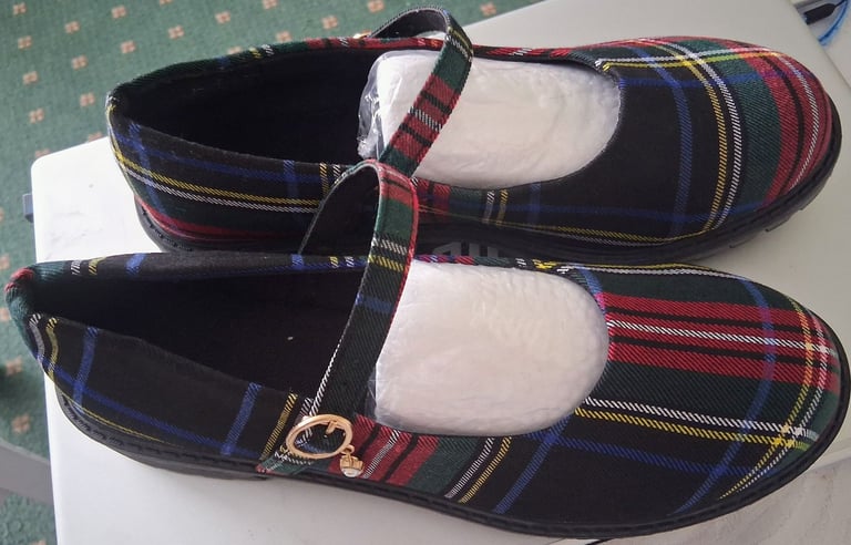 image for BRAND NEW PLAID LADIES SHOES. SIZE 6. (40).  