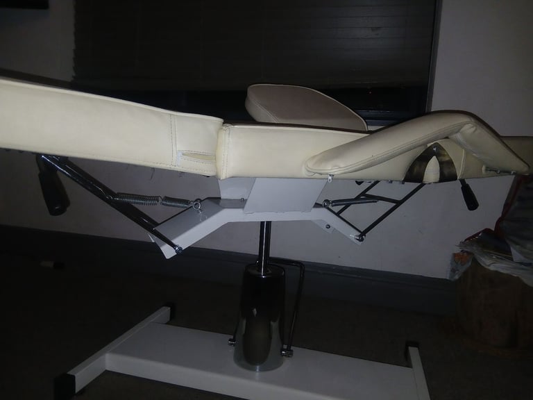  💆‍♀️ Professional White Massage / Beauty Bed – Excellent Condition