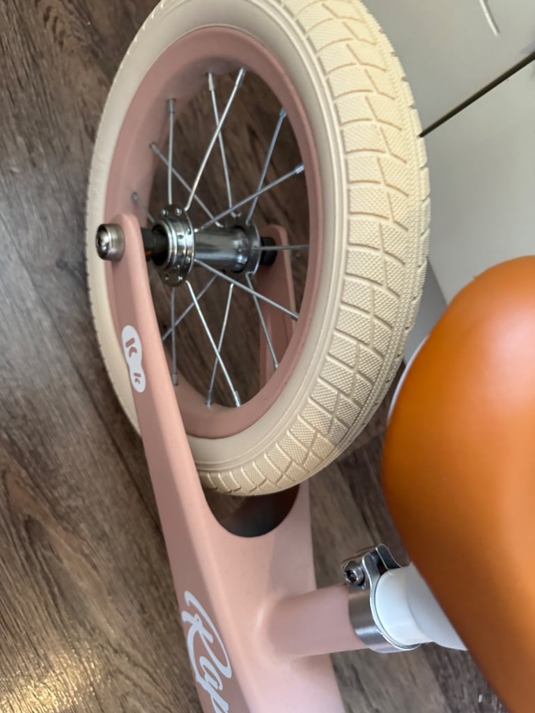 Kinderkraft girls balance bike - new