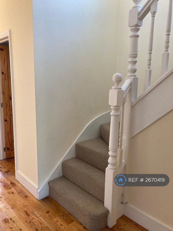 3 bedroom house in West Molesey, West Molesey, KT8 (3 bed) (#2670419)