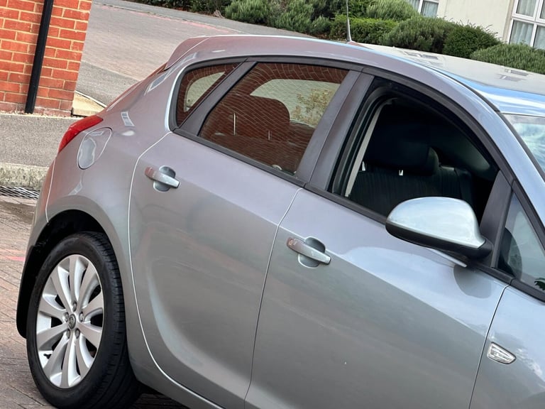 2011 Vauxhall Astra 1.4 16v Exclusiv Euro 5 5dr HATCHBACK Petrol Manual