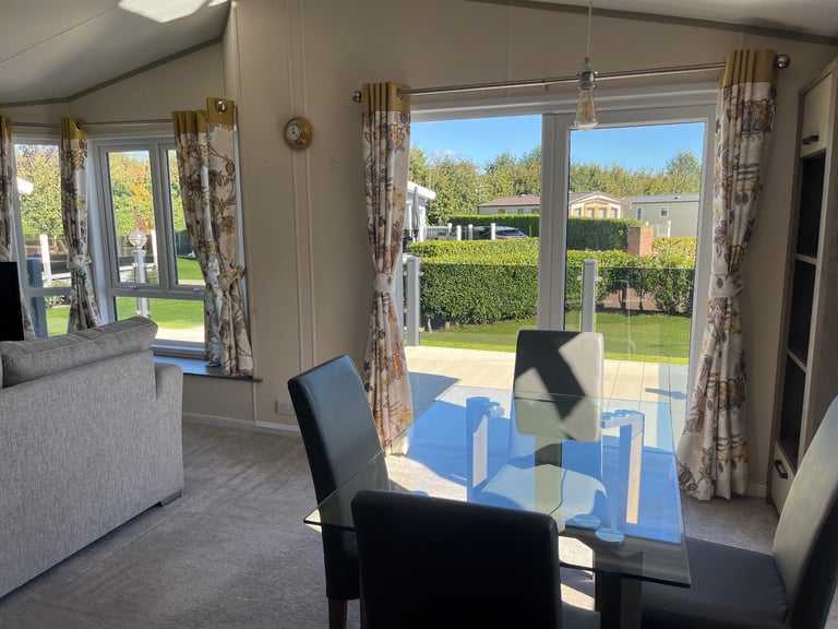 Atlas Lilac Lodge 40x20x2 bedroom