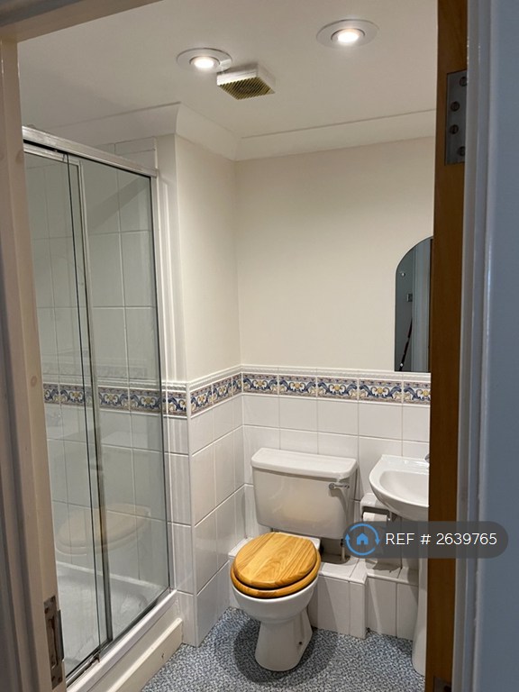 2 bedroom flat in The Spires, Canterbury, CT2 (2 bed) (#2639765)