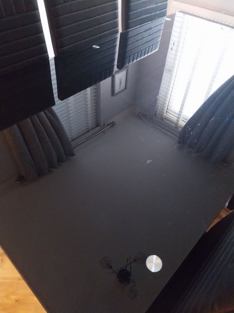 Free dining table