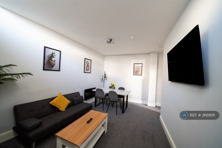 Studio flat in Kingston House, Southsea, PO5 (#2669511)