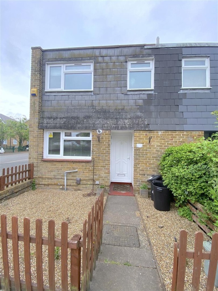 THREE BEDROOM END TERRACED HOUSE ON GREATFIELDS DRIVE! AVAIL FOR VIEWINGS! 