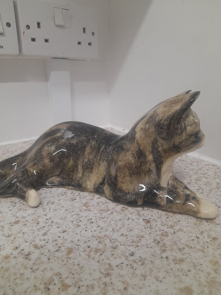 Pretty vintage winstanley cat   size 3   signed