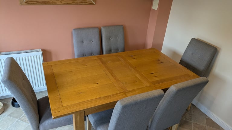 Real Oak extendable dining table with 6 seats