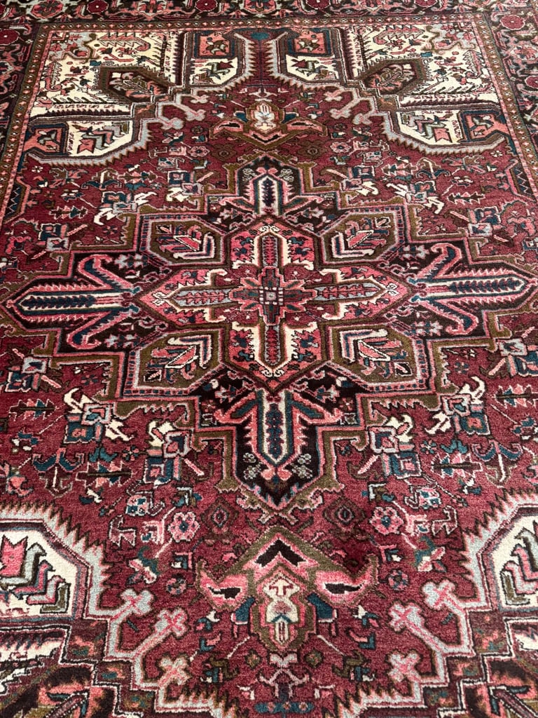 Antique handmade Persian heriz rug 300x210