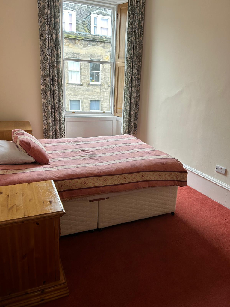 September   3 Bedroomed  HMO in the Old town. Ideal for university