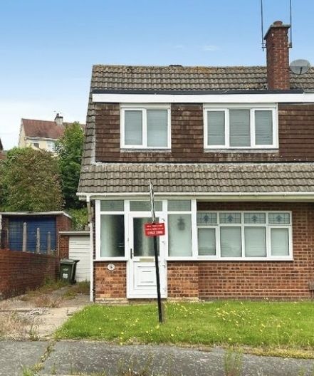 TO LET 3 Bed End detached