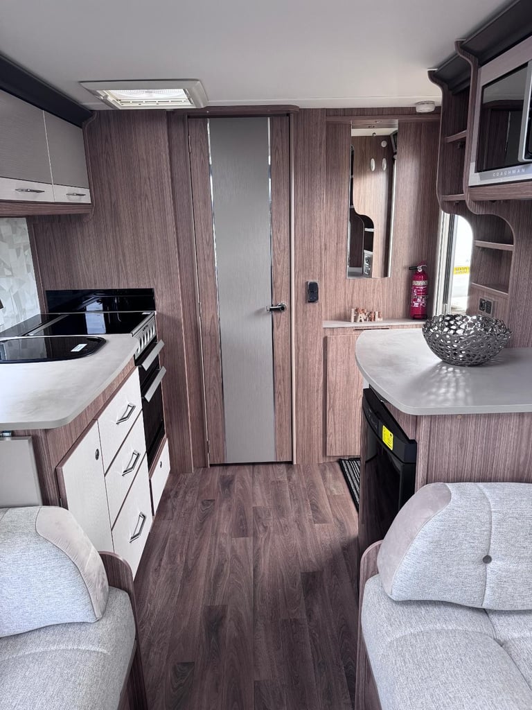 Coachman VIP 460, Yr. 2019, 2 Berth, mover, air awning 