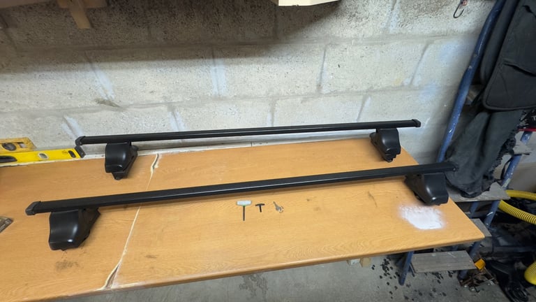 Nissan Qashqai 2014 Thule SquareBar Evo roof rack system black