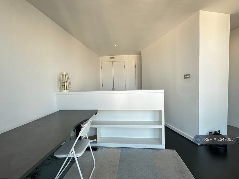 Studio flat in The Rotunda, Birmingham, B2 (#2647055)