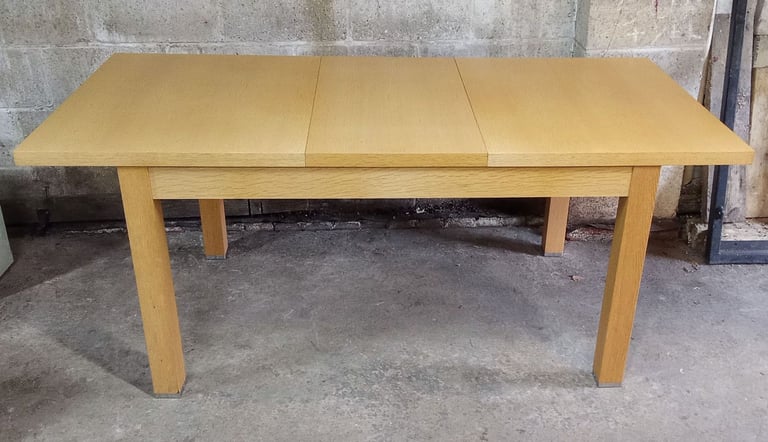 Extending dining table 