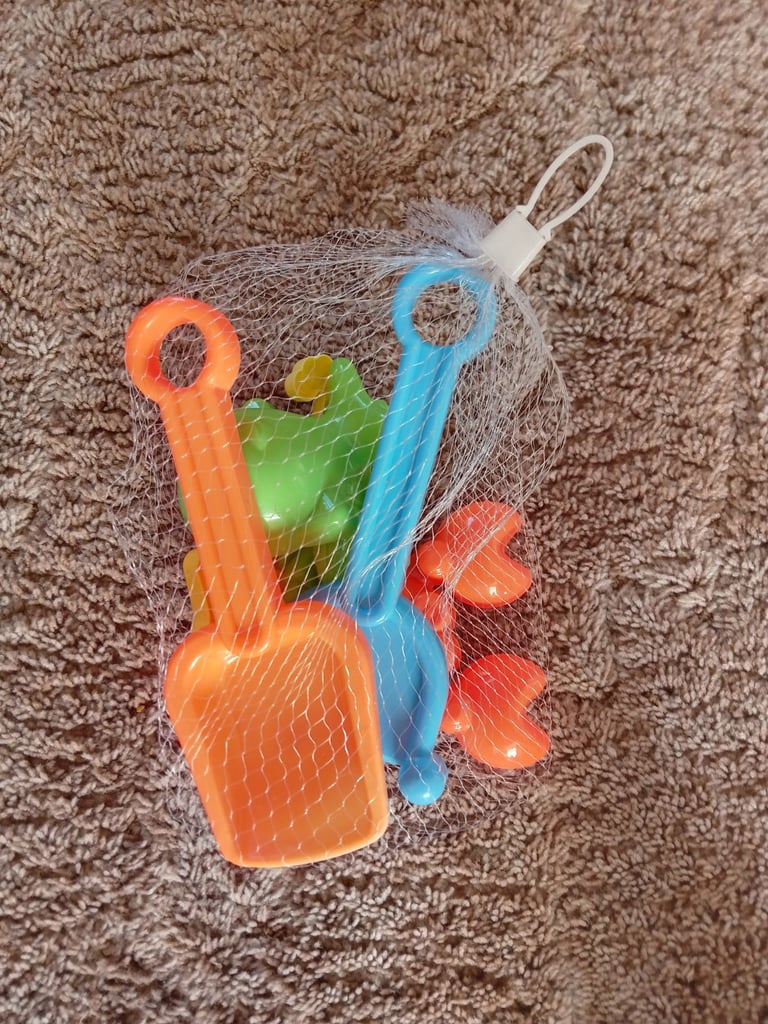 CHILDREN'S BEACH TOYS FOR ONLY £3 ! 