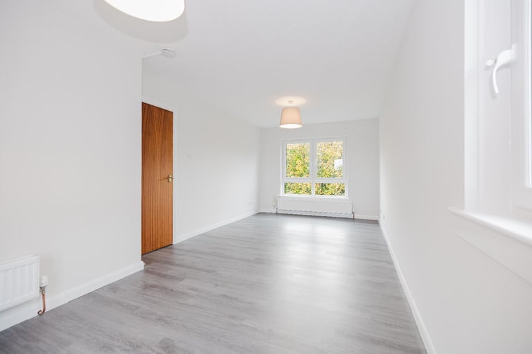 Very tasteful and recently redecorated, 2 bedroom flat near Trinity – available NOW