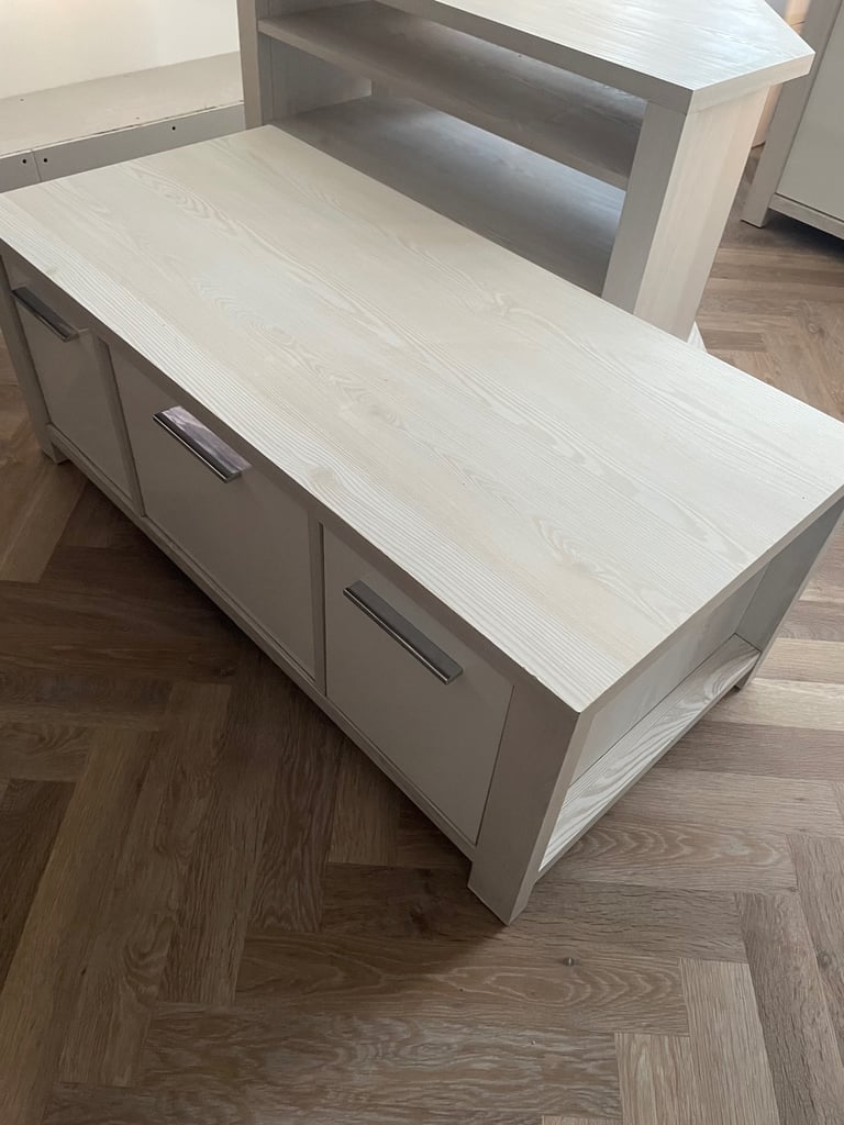 Living Room Furniture (4 Matching Items)
