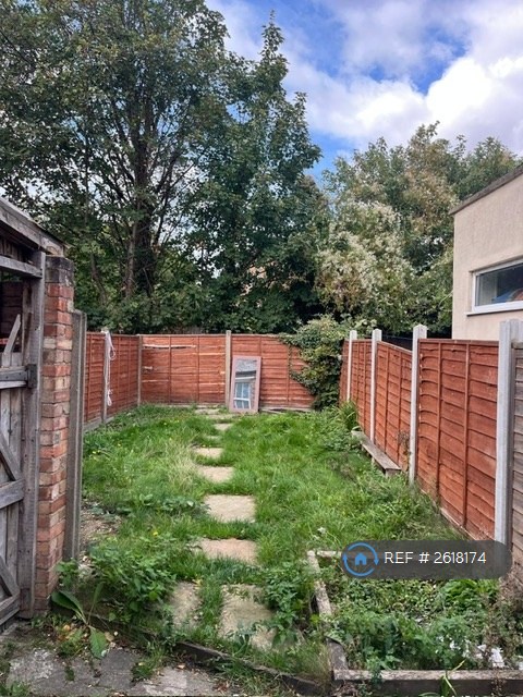 2 bedroom flat in Ballards Lane, London, N3 (2 bed) (#2618174)