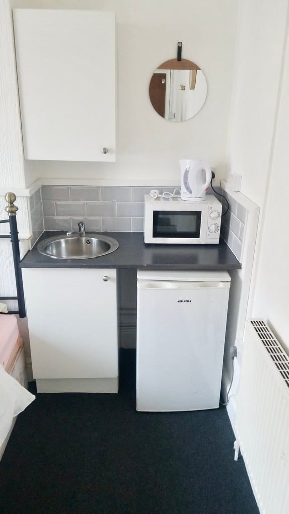 Spacious Double Room with Kitchenette – WS1 3EG – £150/week
