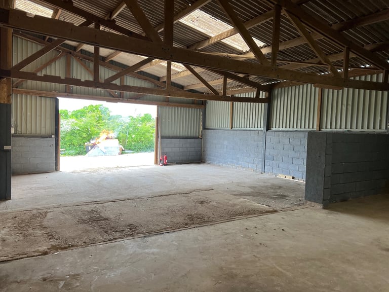 VEHICLE TRADE STORAGE  FOR RENT NEAR ME HERTFORDSHIRE ESSEX LONDON