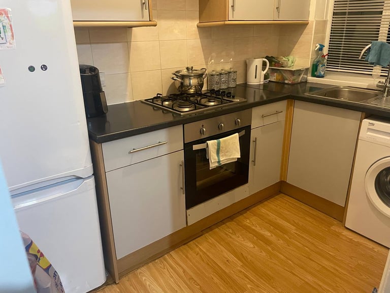 Massive 1 bedroom flat to let on Melrose Avenue, Mitcham