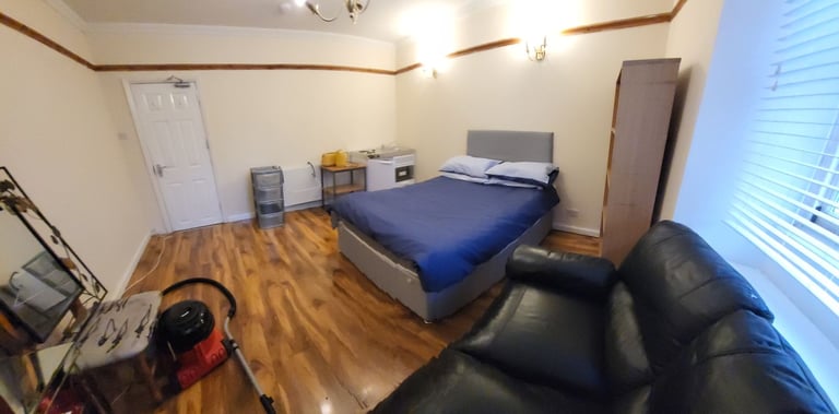 Bedsit to let  Perth city center 