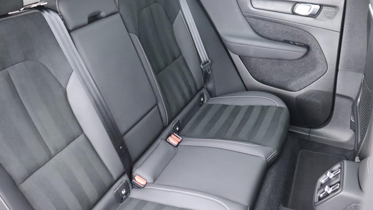 2025 Volvo XC40 B4 (P) Ultra Dark (Sunroof, Pilot Assist, 21' Alloys, BLIS) ESTATE Petrol/Electri...