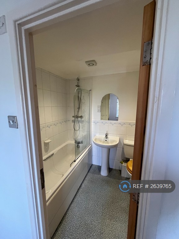 2 bedroom flat in The Spires, Canterbury, CT2 (2 bed) (#2639765)