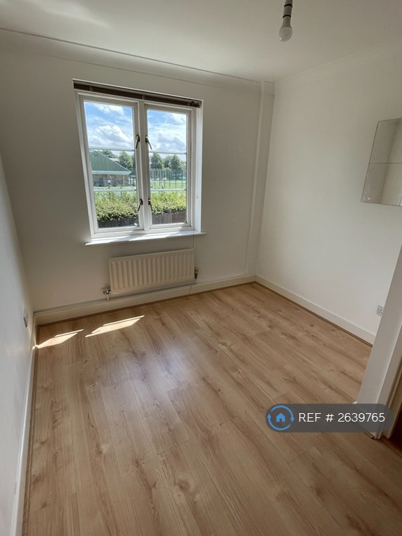 2 bedroom flat in The Spires, Canterbury, CT2 (2 bed) (#2639765)