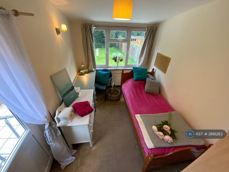 6 bedroom house in Ash Grove, Guildford, GU2 (6 bed) (#2661283)