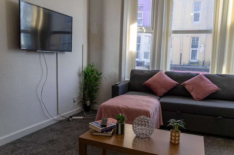 Flat 3 Blackpool | Furnished 1-BR Flat in Blackpool | Wi-Fi, Kitchen