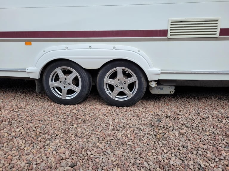 * SALE AGREED*Swift Fairway 590 2005 Twin Axle 6 Berth - Motor Mover, Fixed Bunk