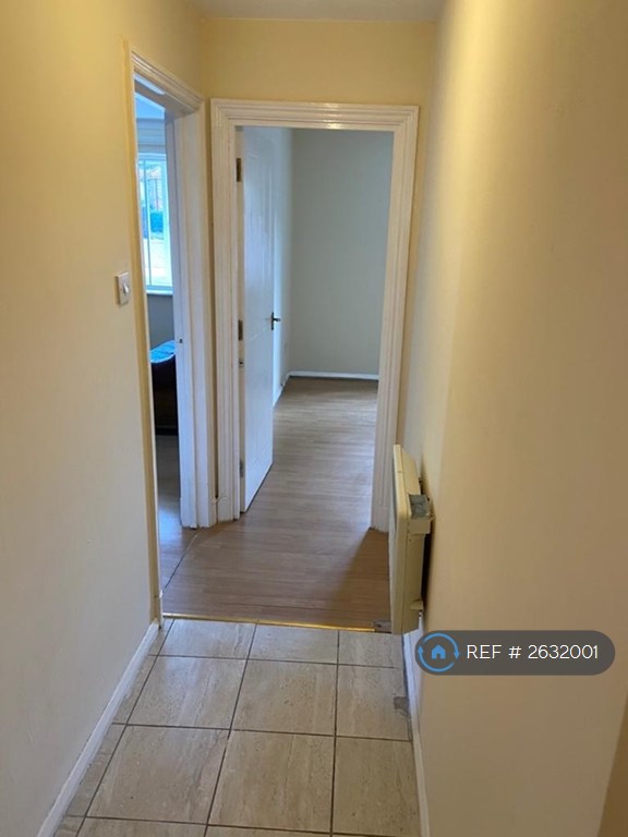 image for 2 bedroom flat in Stirling Grove, Hounslow, TW3 (2 bed) (#2632001)