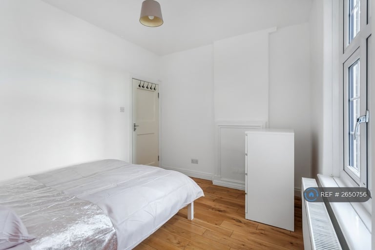 2 bedroom flat in The Green, London, W5 (2 bed) (#2650756)
