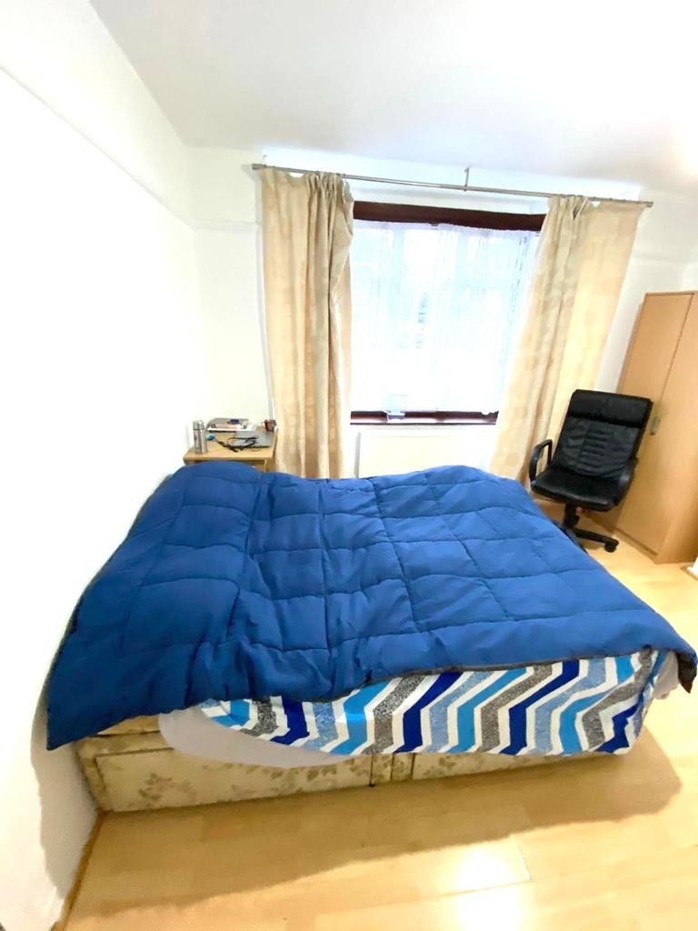 Double Room close to Hillingdon Hospital £700 per month; 1 person only